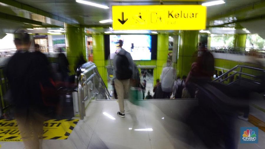 Penumpang Kereta Api jarak jauh tiba di Stasiun Gambir,Jakarta, Senin (17/5/2021). Kepala Humas PT. Kereta Api Indonesia (KAI) Daop 1 Jakarta Eva Chairunisa menyatakan sebanyak 2.100 penumpang kereta api jakarak jauh (KAJJ) tiba di Jakarta hari ini, Senin 17 April 2021.Menurut Eva, ribuan penumpang tersebut tiba di dua stasiun yakni Stasiun Gambir dan Stasiun Pasar Senen.