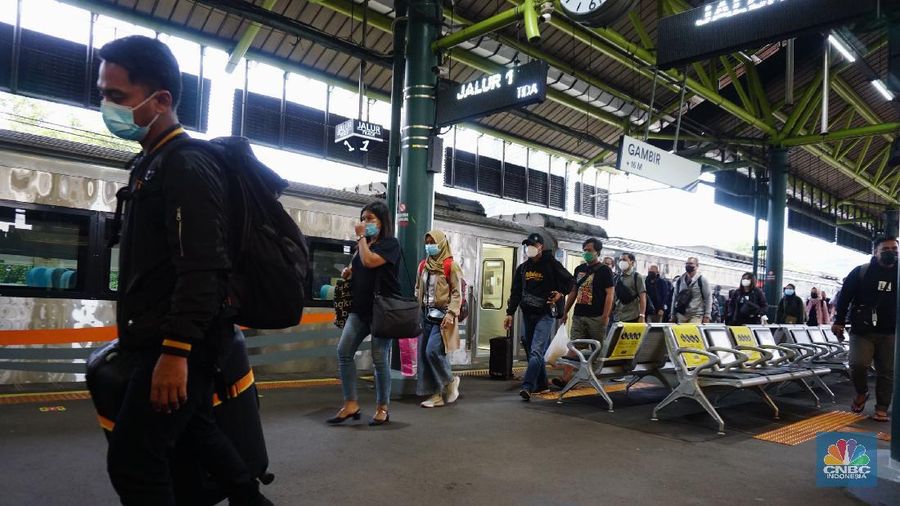 Penumpang Kereta Api jarak jauh tiba di Stasiun Gambir,Jakarta, Senin (17/5/2021). Kepala Humas PT. Kereta Api Indonesia (KAI) Daop 1 Jakarta Eva Chairunisa menyatakan sebanyak 2.100 penumpang kereta api jakarak jauh (KAJJ) tiba di Jakarta hari ini, Senin 17 April 2021.Menurut Eva, ribuan penumpang tersebut tiba di dua stasiun yakni Stasiun Gambir dan Stasiun Pasar Senen.