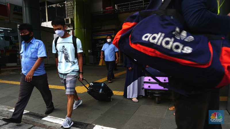 Penumpang Kereta Api jarak jauh tiba di Stasiun Gambir,Jakarta, Senin (17/5/2021). Kepala Humas PT. Kereta Api Indonesia (KAI) Daop 1 Jakarta Eva Chairunisa menyatakan sebanyak 2.100 penumpang kereta api jakarak jauh (KAJJ) tiba di Jakarta hari ini, Senin 17 April 2021.Menurut Eva, ribuan penumpang tersebut tiba di dua stasiun yakni Stasiun Gambir dan Stasiun Pasar Senen.