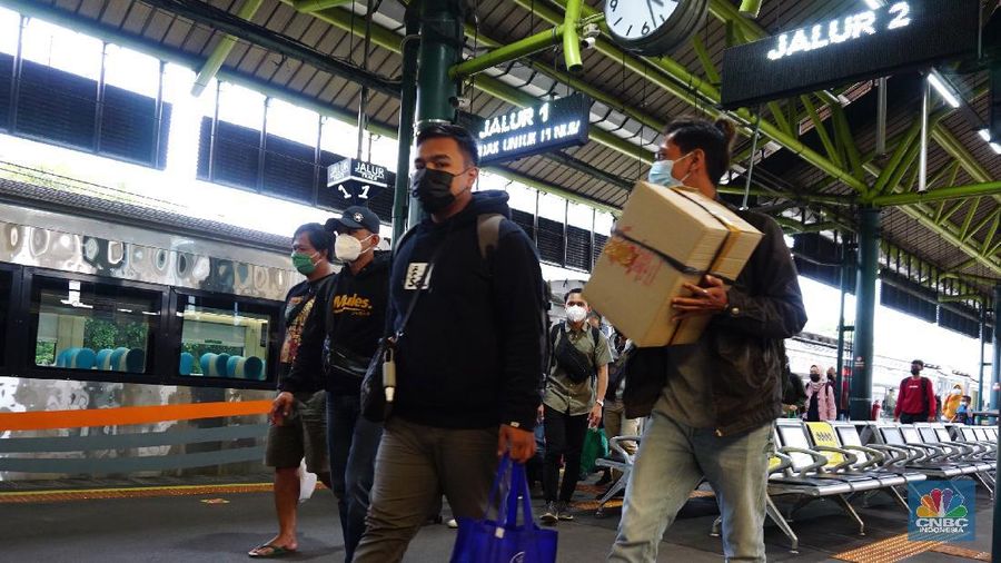 Penumpang Kereta Api jarak jauh tiba di Stasiun Gambir,Jakarta, Senin (17/5/2021). Kepala Humas PT. Kereta Api Indonesia (KAI) Daop 1 Jakarta Eva Chairunisa menyatakan sebanyak 2.100 penumpang kereta api jakarak jauh (KAJJ) tiba di Jakarta hari ini, Senin 17 April 2021.Menurut Eva, ribuan penumpang tersebut tiba di dua stasiun yakni Stasiun Gambir dan Stasiun Pasar Senen.
