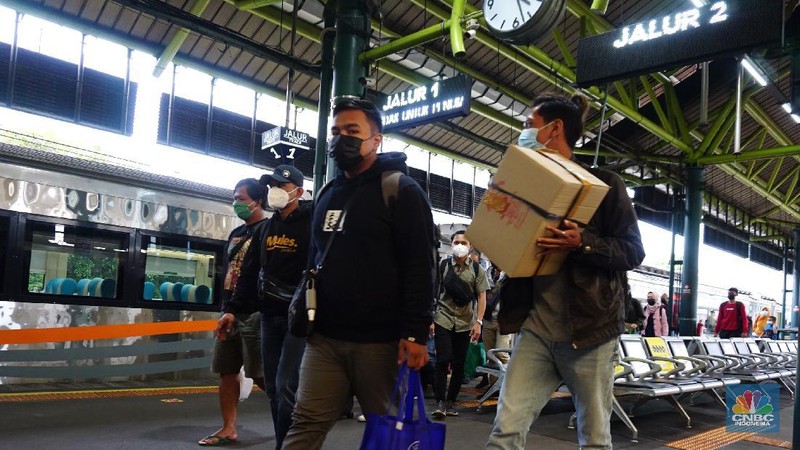 Penumpang Kereta Api jarak jauh tiba di Stasiun Gambir,Jakarta, Senin (17/5/2021). Kepala Humas PT. Kereta Api Indonesia (KAI) Daop 1 Jakarta Eva Chairunisa menyatakan sebanyak 2.100 penumpang kereta api jakarak jauh (KAJJ) tiba di Jakarta hari ini, Senin 17 April 2021.Menurut Eva, ribuan penumpang tersebut tiba di dua stasiun yakni Stasiun Gambir dan Stasiun Pasar Senen.
