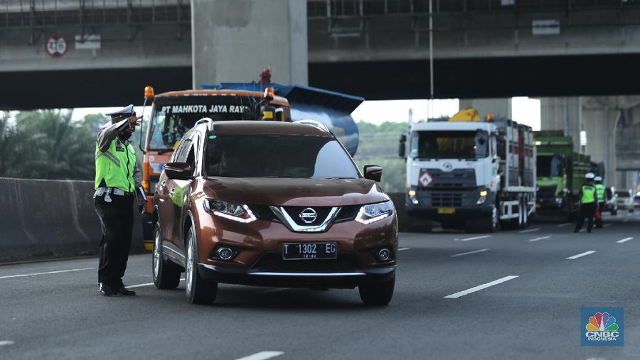 Petugas kepolisian berjaga di pos penyekatan arus balik lebaran di Tol Jakarta Cikampek KM 34B, Cikarang, Jawa Barat, Senin (17/5/2021). Direktorat Lalu Lintas (Ditlantas) Polda Metro Jaya serta sejumlah instansi terkait melakukan tes antigen secara gratis bagi pengendara yang belum memiliki surat bebas Covid-1 untuk kembali ke wilayah Jakarta dan Sekitarnya. Petugas gabungan terdiri dari TNI, Polri dan Satpol sebelumnya melakukan apel bersama, setidaknya ada 100 petugas gabungan yang ditugaskan dilokasi penyekatan. 
. (CNBC Indonesia/ Tri Susilo)