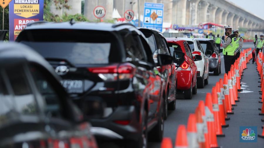 Petugas kepolisian berjaga di pos penyekatan arus balik lebaran di Tol Jakarta Cikampek KM 34B, Cikarang, Jawa Barat, Senin (17/5/2021). Direktorat Lalu Lintas (Ditlantas) Polda Metro Jaya serta sejumlah instansi terkait melakukan tes antigen secara gratis bagi pengendara yang belum memiliki surat bebas Covid-1 untuk kembali ke wilayah Jakarta dan Sekitarnya. Petugas gabungan terdiri dari TNI, Polri dan Satpol sebelumnya melakukan apel bersama, setidaknya ada 100 petugas gabungan yang ditugaskan dilokasi penyekatan. 
. (CNBC Indonesia/ Tri Susilo)