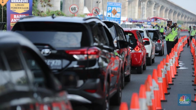 Petugas kepolisian berjaga di pos penyekatan arus balik lebaran di Tol Jakarta Cikampek KM 34B, Cikarang, Jawa Barat, Senin (17/5/2021). Direktorat Lalu Lintas (Ditlantas) Polda Metro Jaya serta sejumlah instansi terkait melakukan tes antigen secara gratis bagi pengendara yang belum memiliki surat bebas Covid-1 untuk kembali ke wilayah Jakarta dan Sekitarnya. Petugas gabungan terdiri dari TNI, Polri dan Satpol sebelumnya melakukan apel bersama, setidaknya ada 100 petugas gabungan yang ditugaskan dilokasi penyekatan. 
. (CNBC Indonesia/ Tri Susilo)