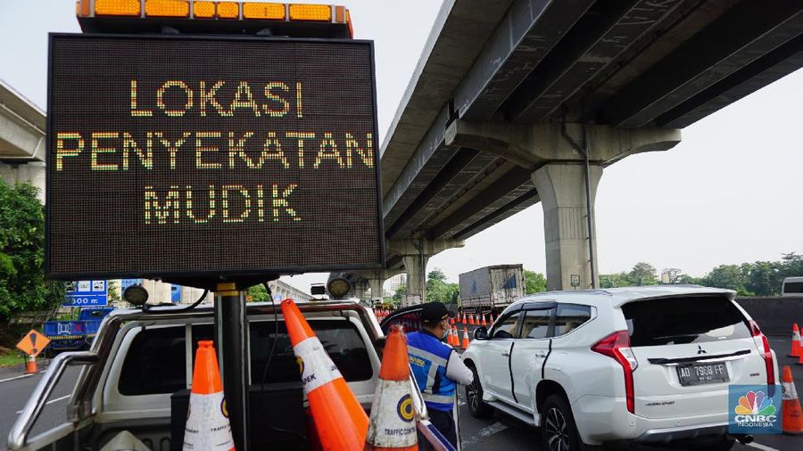 Petugas kepolisian berjaga di pos penyekatan arus balik lebaran di Tol Jakarta Cikampek KM 34B, Cikarang, Jawa Barat, Senin (17/5/2021). Direktorat Lalu Lintas (Ditlantas) Polda Metro Jaya serta sejumlah instansi terkait melakukan tes antigen secara gratis bagi pengendara yang belum memiliki surat bebas Covid-1 untuk kembali ke wilayah Jakarta dan Sekitarnya. Petugas gabungan terdiri dari TNI, Polri dan Satpol sebelumnya melakukan apel bersama, setidaknya ada 100 petugas gabungan yang ditugaskan dilokasi penyekatan. 
. (CNBC Indonesia/ Tri Susilo)
