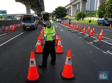 PPKM Mikro Diperkuat: Polisi Razia Kerumunan, Blokade Jalan!