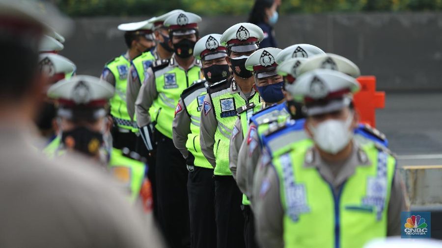 Petugas kepolisian berjaga di pos penyekatan arus balik lebaran di Tol Jakarta Cikampek KM 34B, Cikarang, Jawa Barat, Senin (17/5/2021). Direktorat Lalu Lintas (Ditlantas) Polda Metro Jaya serta sejumlah instansi terkait melakukan tes antigen secara gratis bagi pengendara yang belum memiliki surat bebas Covid-1 untuk kembali ke wilayah Jakarta dan Sekitarnya. Petugas gabungan terdiri dari TNI, Polri dan Satpol sebelumnya melakukan apel bersama, setidaknya ada 100 petugas gabungan yang ditugaskan dilokasi penyekatan. 
. (CNBC Indonesia/ Tri Susilo)