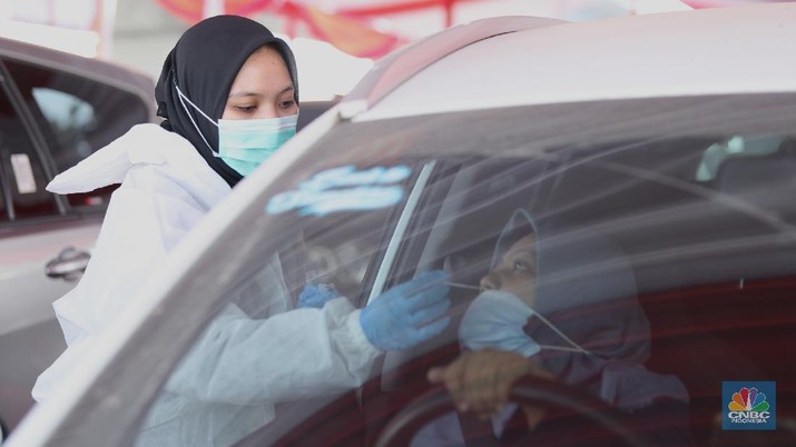 Test Antigen Pemudik Lebaran di Tol Japek, Cikarang Petugas melakukan pemeriksaan motode tes usap dan antigen Covid-19 pada pengendara arus balik lebaran di Tol Jakarta Cikampek KM 34B, Cikarang, Jawa Barat, Senin ( 17/5/2021). Direktorat Lalu Lintas (Ditlantas) Polda Metro Jaya serta sejumlah instansi terkait melakukan tes antigen secara gratis bagi pengendara yang belum memiliki surat bebas Covid-1 untuk kembali ke wilayah Jakarta dan Sekitarnya. Petugas gabungan terdiri dari TNI, Polri dan Satpol sebelumnya melakukan apel bersama, setidaknya ada 100 petugas gabungan yang ditugaskan dilokasi penyekatan. (CNBC Indonesia/ Tri Susilo)