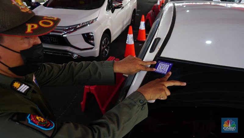 Petugas kepolisian berjaga di pos penyekatan arus balik lebaran di Tol Jakarta Cikampek KM 34B, Cikarang, Jawa Barat, Senin (17/5/2021). Direktorat Lalu Lintas (Ditlantas) Polda Metro Jaya serta sejumlah instansi terkait melakukan tes antigen secara gratis bagi pengendara yang belum memiliki surat bebas Covid-1 untuk kembali ke wilayah Jakarta dan Sekitarnya. Petugas gabungan terdiri dari TNI, Polri dan Satpol sebelumnya melakukan apel bersama, setidaknya ada 100 petugas gabungan yang ditugaskan dilokasi penyekatan. 
. (CNBC Indonesia/ Tri Susilo)