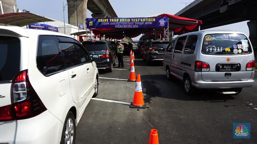 Petugas melakukan pemeriksaan motode tes usap dan antigen Covid-19 pada pengendara arus balik lebaran di Tol Jakarta Cikampek KM 34B, Cikarang, Jawa Barat, Senin ( 17/5/2021). Direktorat Lalu Lintas (Ditlantas) Polda Metro Jaya serta sejumlah instansi terkait melakukan tes antigen secara gratis bagi pengendara yang belum memiliki surat bebas Covid-1 untuk kembali ke wilayah Jakarta dan Sekitarnya. Petugas gabungan terdiri dari TNI, Polri dan Satpol sebelumnya melakukan apel bersama, setidaknya ada 100 petugas gabungan yang ditugaskan dilokasi penyekatan. (CNBC Indonesia/ Tri Susilo)