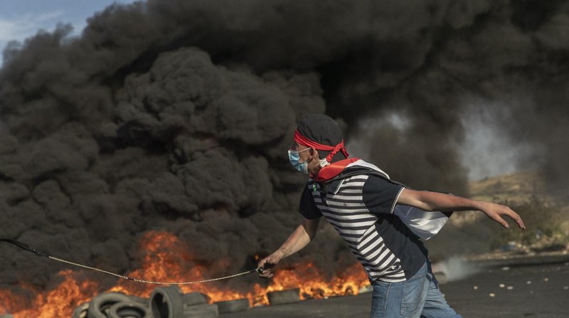 An Israeli artillery unit fires toward targets in the Gaza Strip, at the Israeli-Gaza border, Sunday, May 16, 2021. (AP Photo/Heidi Levine)