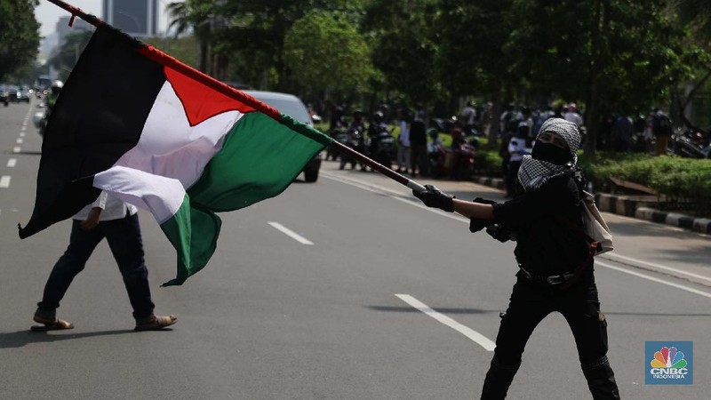 Demo aksi bela Palestina di depan Kedubes Amerika Serikat, Jakarta, Selasa, 18/5. Penyerangan yang dilakukan militer Israel terhadap warga Palestina menuai kecaman dari berbagai pihak termasuk di Jakarta. Pantauan CNBC Indonesia ratusan orang bakal melakukan aksi unjuk rasa mendukung Palestina di depan Kedutaan Besar Amerika, Gambir, Jakarta Pusat. Demonstran menuntut agar pemerintah segera mengambil sikap tegas dalam penyerangan ini. Dukungan penuh harus diberikan kepada Palestina. Pihaknya juga akan menyatakan dukungan kepada bangsa Palestina untuk membentuk Negara Palestina referendum yang diikuti oleh seluruh rakyat Palestina asli yang terdiri dari umat Muslim, Yahudi atau Kristen. Pihaknya juga mendesak agar negara arab mendukung Palestina. Bahkan, jika perlu, segera memutuskan hubungan diplomasi dengan Israel.  (CNBC Indonesia/ Muhammad Sabki)