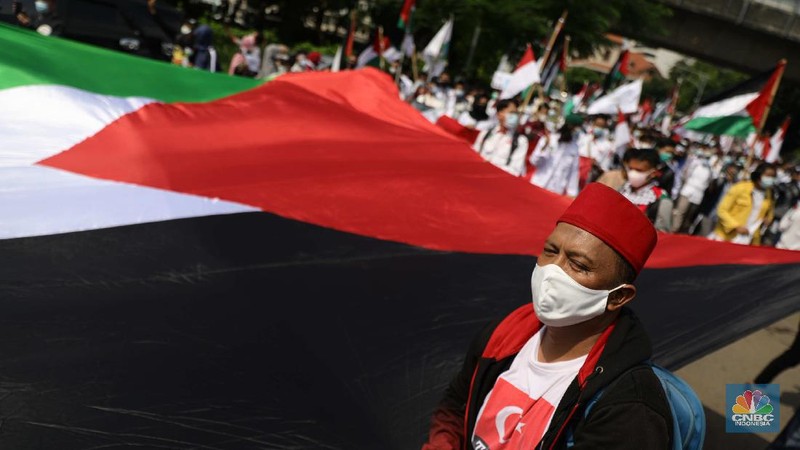 Demo aksi bela Palestina di depan Kedubes Amerika Serikat, Jakarta, Selasa, 18/5. Penyerangan yang dilakukan militer Israel terhadap warga Palestina menuai kecaman dari berbagai pihak termasuk di Jakarta. Pantauan CNBC Indonesia ratusan orang bakal melakukan aksi unjuk rasa mendukung Palestina di depan Kedutaan Besar Amerika, Gambir, Jakarta Pusat. Demonstran menuntut agar pemerintah segera mengambil sikap tegas dalam penyerangan ini. Dukungan penuh harus diberikan kepada Palestina. Pihaknya juga akan menyatakan dukungan kepada bangsa Palestina untuk membentuk Negara Palestina referendum yang diikuti oleh seluruh rakyat Palestina asli yang terdiri dari umat Muslim, Yahudi atau Kristen. Pihaknya juga mendesak agar negara arab mendukung Palestina. Bahkan, jika perlu, segera memutuskan hubungan diplomasi dengan Israel.  (CNBC Indonesia/ Muhammad Sabki)