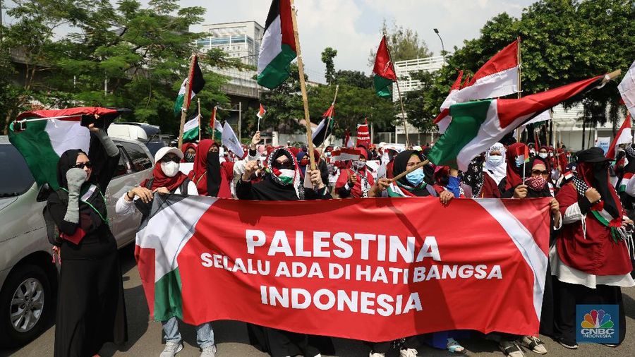 Demo aksi bela Palestina di depan Kedubes Amerika Serikat, Jakarta, Selasa, 18/5. Penyerangan yang dilakukan militer Israel terhadap warga Palestina menuai kecaman dari berbagai pihak termasuk di Jakarta. Pantauan CNBC Indonesia ratusan orang bakal melakukan aksi unjuk rasa mendukung Palestina di depan Kedutaan Besar Amerika, Gambir, Jakarta Pusat. Demonstran menuntut agar pemerintah segera mengambil sikap tegas dalam penyerangan ini. Dukungan penuh harus diberikan kepada Palestina. Pihaknya juga akan menyatakan dukungan kepada bangsa Palestina untuk membentuk Negara Palestina referendum yang diikuti oleh seluruh rakyat Palestina asli yang terdiri dari umat Muslim, Yahudi atau Kristen. Pihaknya juga mendesak agar negara arab mendukung Palestina. Bahkan, jika perlu, segera memutuskan hubungan diplomasi dengan Israel.  (CNBC Indonesia/ Muhammad Sabki)