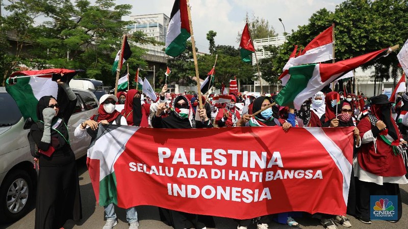 Demo aksi bela Palestina di depan Kedubes Amerika Serikat, Jakarta, Selasa, 18/5. Penyerangan yang dilakukan militer Israel terhadap warga Palestina menuai kecaman dari berbagai pihak termasuk di Jakarta. Pantauan CNBC Indonesia ratusan orang bakal melakukan aksi unjuk rasa mendukung Palestina di depan Kedutaan Besar Amerika, Gambir, Jakarta Pusat. Demonstran menuntut agar pemerintah segera mengambil sikap tegas dalam penyerangan ini. Dukungan penuh harus diberikan kepada Palestina. Pihaknya juga akan menyatakan dukungan kepada bangsa Palestina untuk membentuk Negara Palestina referendum yang diikuti oleh seluruh rakyat Palestina asli yang terdiri dari umat Muslim, Yahudi atau Kristen. Pihaknya juga mendesak agar negara arab mendukung Palestina. Bahkan, jika perlu, segera memutuskan hubungan diplomasi dengan Israel.  (CNBC Indonesia/ Muhammad Sabki)