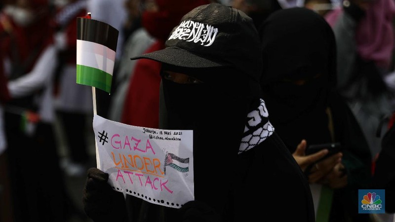 Demo aksi bela Palestina di depan Kedubes Amerika Serikat, Jakarta, Selasa, 18/5. Penyerangan yang dilakukan militer Israel terhadap warga Palestina menuai kecaman dari berbagai pihak termasuk di Jakarta. Pantauan CNBC Indonesia ratusan orang bakal melakukan aksi unjuk rasa mendukung Palestina di depan Kedutaan Besar Amerika, Gambir, Jakarta Pusat. Demonstran menuntut agar pemerintah segera mengambil sikap tegas dalam penyerangan ini. Dukungan penuh harus diberikan kepada Palestina. Pihaknya juga akan menyatakan dukungan kepada bangsa Palestina untuk membentuk Negara Palestina referendum yang diikuti oleh seluruh rakyat Palestina asli yang terdiri dari umat Muslim, Yahudi atau Kristen. Pihaknya juga mendesak agar negara arab mendukung Palestina. Bahkan, jika perlu, segera memutuskan hubungan diplomasi dengan Israel.  (CNBC Indonesia/ Muhammad Sabki)