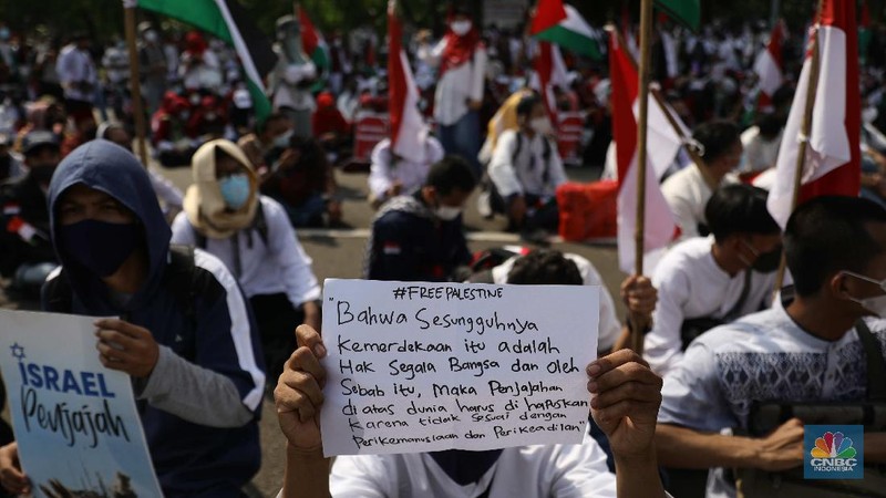 Demo aksi bela Palestina di depan Kedubes Amerika Serikat, Jakarta, Selasa, 18/5. Penyerangan yang dilakukan militer Israel terhadap warga Palestina menuai kecaman dari berbagai pihak termasuk di Jakarta. Pantauan CNBC Indonesia ratusan orang bakal melakukan aksi unjuk rasa mendukung Palestina di depan Kedutaan Besar Amerika, Gambir, Jakarta Pusat. Demonstran menuntut agar pemerintah segera mengambil sikap tegas dalam penyerangan ini. Dukungan penuh harus diberikan kepada Palestina. Pihaknya juga akan menyatakan dukungan kepada bangsa Palestina untuk membentuk Negara Palestina referendum yang diikuti oleh seluruh rakyat Palestina asli yang terdiri dari umat Muslim, Yahudi atau Kristen. Pihaknya juga mendesak agar negara arab mendukung Palestina. Bahkan, jika perlu, segera memutuskan hubungan diplomasi dengan Israel.  (CNBC Indonesia/ Muhammad Sabki)