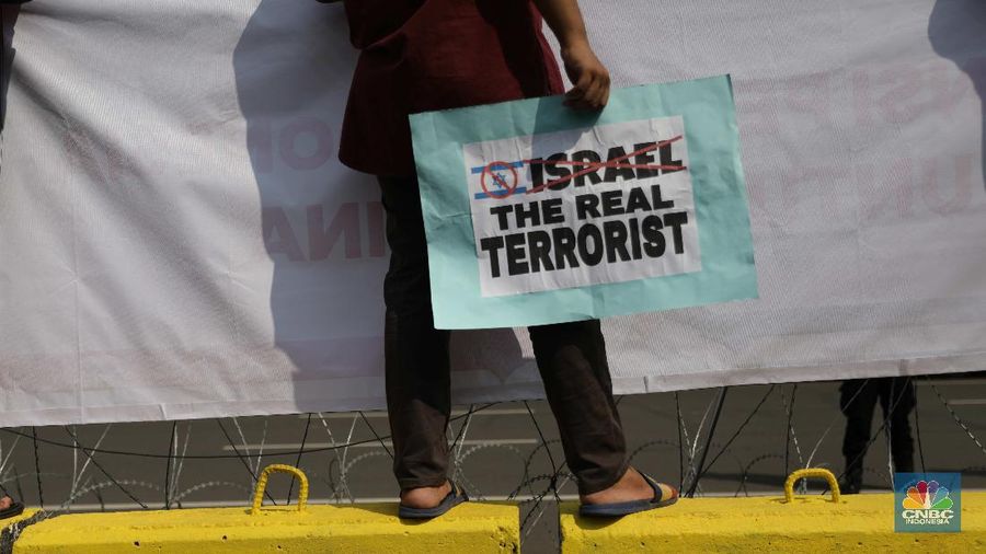 Demo aksi bela Palestina di depan Kedubes Amerika Serikat, Jakarta, Selasa, 18/5. Penyerangan yang dilakukan militer Israel terhadap warga Palestina menuai kecaman dari berbagai pihak termasuk di Jakarta. Pantauan CNBC Indonesia ratusan orang bakal melakukan aksi unjuk rasa mendukung Palestina di depan Kedutaan Besar Amerika, Gambir, Jakarta Pusat. Demonstran menuntut agar pemerintah segera mengambil sikap tegas dalam penyerangan ini. Dukungan penuh harus diberikan kepada Palestina. Pihaknya juga akan menyatakan dukungan kepada bangsa Palestina untuk membentuk Negara Palestina referendum yang diikuti oleh seluruh rakyat Palestina asli yang terdiri dari umat Muslim, Yahudi atau Kristen. Pihaknya juga mendesak agar negara arab mendukung Palestina. Bahkan, jika perlu, segera memutuskan hubungan diplomasi dengan Israel.  (CNBC Indonesia/ Muhammad Sabki)