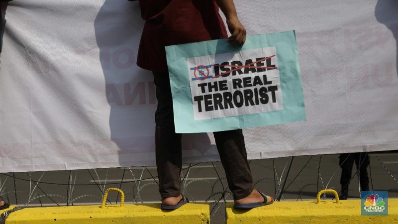 Demo aksi bela Palestina di depan Kedubes Amerika Serikat, Jakarta, Selasa, 18/5. Penyerangan yang dilakukan militer Israel terhadap warga Palestina menuai kecaman dari berbagai pihak termasuk di Jakarta. Pantauan CNBC Indonesia ratusan orang bakal melakukan aksi unjuk rasa mendukung Palestina di depan Kedutaan Besar Amerika, Gambir, Jakarta Pusat. Demonstran menuntut agar pemerintah segera mengambil sikap tegas dalam penyerangan ini. Dukungan penuh harus diberikan kepada Palestina. Pihaknya juga akan menyatakan dukungan kepada bangsa Palestina untuk membentuk Negara Palestina referendum yang diikuti oleh seluruh rakyat Palestina asli yang terdiri dari umat Muslim, Yahudi atau Kristen. Pihaknya juga mendesak agar negara arab mendukung Palestina. Bahkan, jika perlu, segera memutuskan hubungan diplomasi dengan Israel.  (CNBC Indonesia/ Muhammad Sabki)