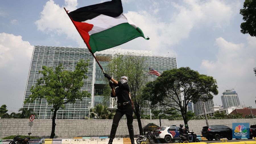 Demo aksi bela Palestina di depan Kedubes Amerika Serikat, Jakarta, Selasa, 18/5. Penyerangan yang dilakukan militer Israel terhadap warga Palestina menuai kecaman dari berbagai pihak termasuk di Jakarta. Pantauan CNBC Indonesia ratusan orang bakal melakukan aksi unjuk rasa mendukung Palestina di depan Kedutaan Besar Amerika, Gambir, Jakarta Pusat. Demonstran menuntut agar pemerintah segera mengambil sikap tegas dalam penyerangan ini. Dukungan penuh harus diberikan kepada Palestina. Pihaknya juga akan menyatakan dukungan kepada bangsa Palestina untuk membentuk Negara Palestina referendum yang diikuti oleh seluruh rakyat Palestina asli yang terdiri dari umat Muslim, Yahudi atau Kristen. Pihaknya juga mendesak agar negara arab mendukung Palestina. Bahkan, jika perlu, segera memutuskan hubungan diplomasi dengan Israel.  (CNBC Indonesia/ Muhammad Sabki)