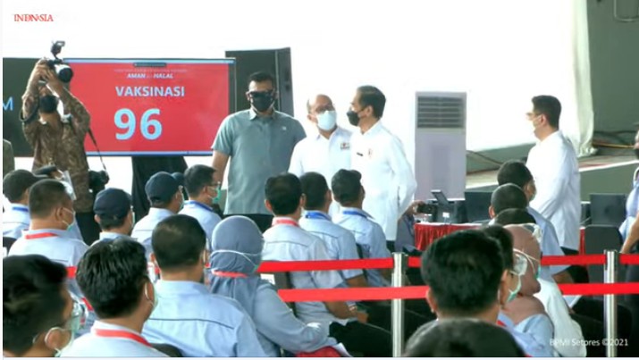foto/ Peninjauan Vaksinasi Covid-19 Gotong Royong untuk Pekerja, Kabupaten Bekasi, 18 Mei 2021/Youtube: Setpres foto/ Peninjauan Vaksinasi Covid-19 Gotong Royong untuk Pekerja, Kabupaten Bekasi, 18 Mei 2021/Youtube: Setpres