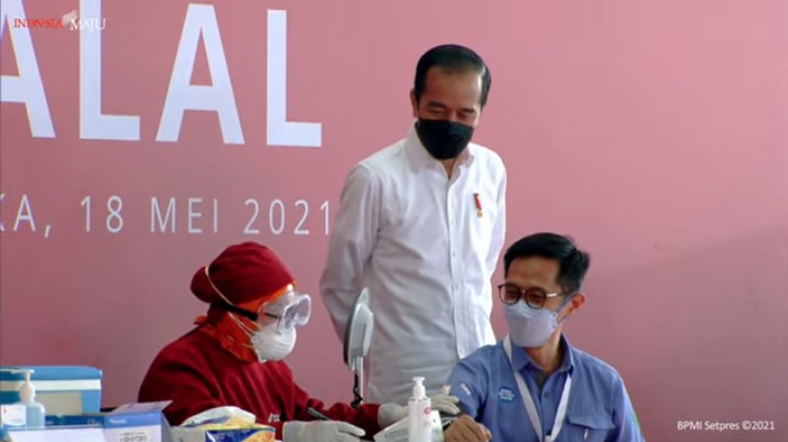 foto/ Peninjauan Vaksinasi Covid-19 Gotong Royong untuk Pekerja, Kabupaten Bekasi, 18 Mei 2021/Youtube: Setpres foto/ Peninjauan Vaksinasi Covid-19 Gotong Royong untuk Pekerja, Kabupaten Bekasi, 18 Mei 2021/Youtube: Setpres