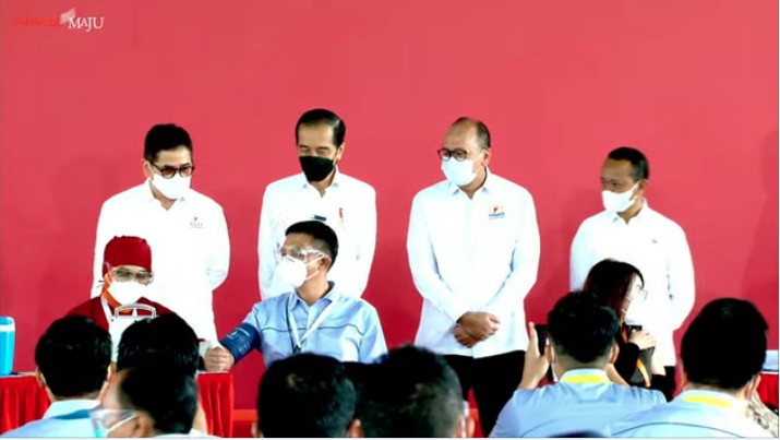 foto/ Peninjauan Vaksinasi Covid-19 Gotong Royong untuk Pekerja, Kabupaten Bekasi, 18 Mei 2021/Youtube: Setpres foto/ Peninjauan Vaksinasi Covid-19 Gotong Royong untuk Pekerja, Kabupaten Bekasi, 18 Mei 2021/Youtube: Setpres