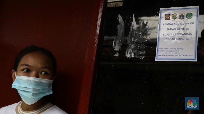 Gugus tugas Kelurahan Lenteng Agung memasangkan stiker tanda sedang menjalani isolasi mandir terhadap rumah pemudik yang baru balik ke Jakarta di kawasan Lenteng Agung, Jakarta, Senin, 17 Mei 2021. Pemerintah Kota Jakarta Selatan menginstruksikan setiap kelurahan untuk menempelkan stiker bertuliskan “pendatang mudik ini sedang menjalani isolasi mandiri 14 hari” di hunian pemudik yang baru datang dari kampung halaman. Hal itu dilakukan sebagai antisipasi arus balik pemudik dan menekan penyebaran Covid-19. 