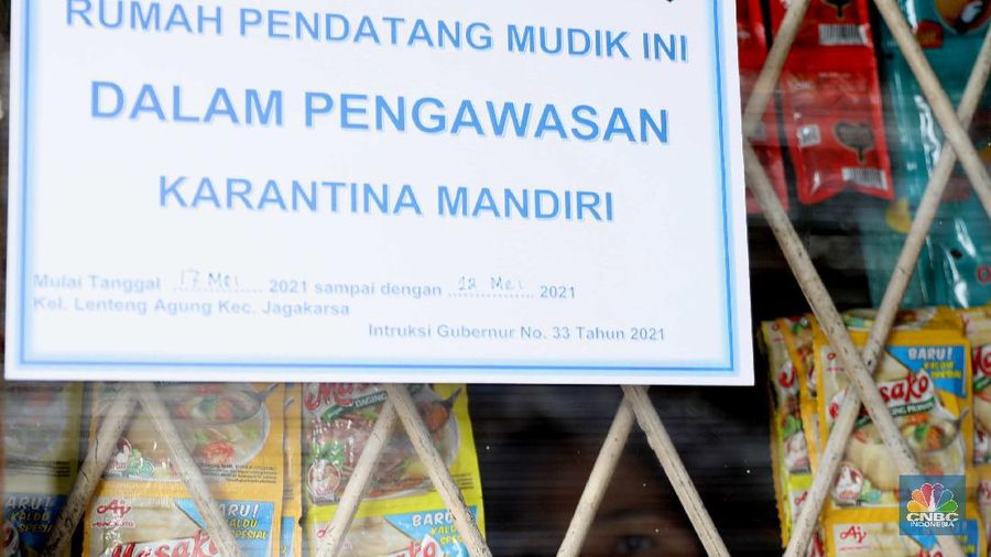 Gugus tugas Kelurahan Lenteng Agung memasangkan stiker tanda sedang menjalani isolasi mandir terhadap rumah pemudik yang baru balik ke Jakarta di kawasan Lenteng Agung, Jakarta, Senin, 17 Mei 2021. Pemerintah Kota Jakarta Selatan menginstruksikan setiap kelurahan untuk menempelkan stiker bertuliskan “pendatang mudik ini sedang menjalani isolasi mandiri 14 hari” di hunian pemudik yang baru datang dari kampung halaman. Hal itu dilakukan sebagai antisipasi arus balik pemudik dan menekan penyebaran Covid-19. 