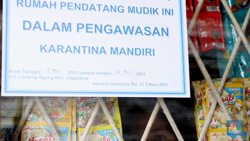 Gugus tugas Kelurahan Lenteng Agung memasangkan stiker tanda sedang menjalani isolasi mandir terhadap rumah pemudik yang baru balik ke Jakarta di kawasan Lenteng Agung, Jakarta, Senin, 17 Mei 2021. Pemerintah Kota Jakarta Selatan menginstruksikan setiap kelurahan untuk menempelkan stiker bertuliskan “pendatang mudik ini sedang menjalani isolasi mandiri 14 hari” di hunian pemudik yang baru datang dari kampung halaman. Hal itu dilakukan sebagai antisipasi arus balik pemudik dan menekan penyebaran Covid-19. 