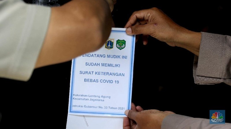 Gugus tugas Kelurahan Lenteng Agung memasangkan stiker tanda sedang menjalani isolasi mandir terhadap rumah pemudik yang baru balik ke Jakarta di kawasan Lenteng Agung, Jakarta, Senin, 17 Mei 2021. Pemerintah Kota Jakarta Selatan menginstruksikan setiap kelurahan untuk menempelkan stiker bertuliskan “pendatang mudik ini sedang menjalani isolasi mandiri 14 hari” di hunian pemudik yang baru datang dari kampung halaman. Hal itu dilakukan sebagai antisipasi arus balik pemudik dan menekan penyebaran Covid-19. 
