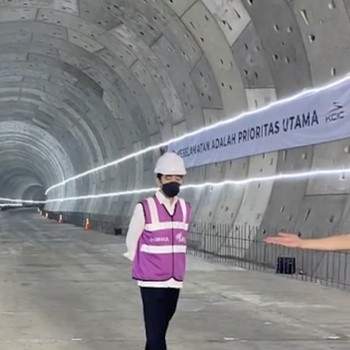 Penampakan Jokowi Acungkan Jempol di Terowongan Kereta Cepat