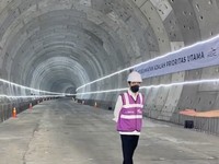 Penampakan Jokowi Acungkan Jempol di Terowongan Kereta Cepat