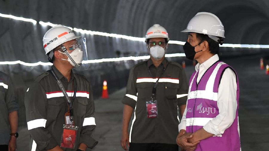 Presiden Joko Widodo Meninjau Casting Yard #1  Kereta Cepat Jakarta - Bandung, Kabupaten Bekasi (Biro Pers Sekretariat Presiden/ Lukas)