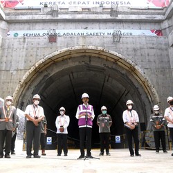 2 Proyek Pamungkas Jokowi: LRT Rp 23 T, Kereta Cepat Rp 80 T