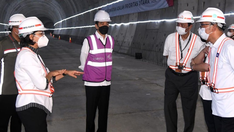 Presiden Joko Widodo Meninjau Proyek Casting Yard #1  Kereta Cepat Jakarta - Bandung, Kabupaten Bekasi (Biro Pers Sekretariat Presiden/ Kris)