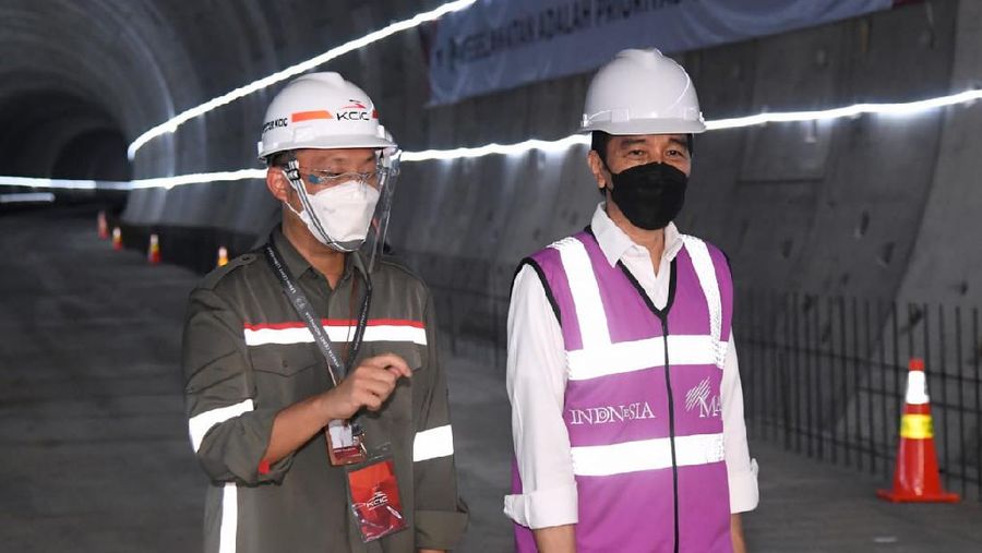 Presiden Joko Widodo Meninjau Casting Yard #1  Kereta Cepat Jakarta - Bandung, Kabupaten Bekasi (Biro Pers Sekretariat Presiden/ Lukas)