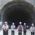 Masuk Terowongan Kereta Cepat, Jokowi Acungkan Jempol!