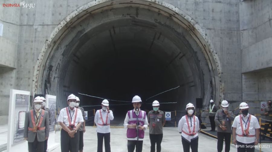 Presiden Joko Widodo Meninjauan Tunnel #1 Kereta Cepat Jakarta - Bandung, Kota Bekasi. (Tangkapan Layar Youtube Sekretariat Presiden)