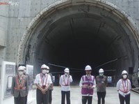 Masuk Terowongan Kereta Cepat, Jokowi Acungkan Jempol!