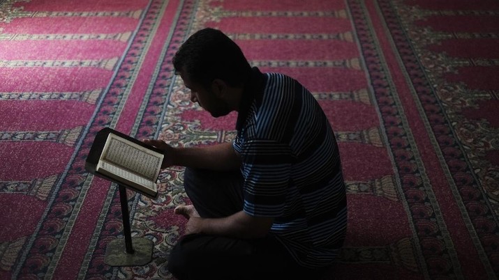 Salat di Masjid Gaza A Palestinian man prays at a mosque in Beit Lahiya, northern Gaza Strip, Friday, July 25, 2014. (AP Photo/Lefteris Pitarakis)