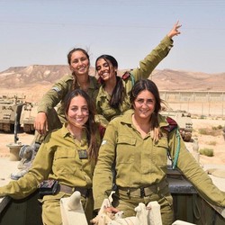 Kisah Wayeya, Perempuan Muslim Arab yang Jadi Tentara Israel