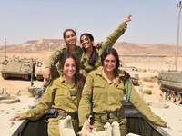 Kisah Wayeya, Perempuan Muslim Arab yang Jadi Tentara Israel