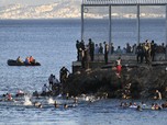 Demi Harta & Takhta, Ribuan Warga Maroko Berenang ke Spanyol