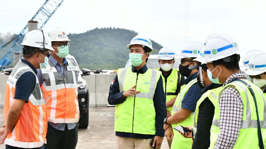 Kepala BPH Migas M Fanshurullah Asa didampingi Sekda Kabupaten Mempawah Drs. Ismail, MM. dan SAM Pertamina Kalbar Weddy Surya Windrawan meninjau Terminal Kijing di Mempawah, Kalimantan Barat, (18/05/2021). (Dok. BPH Migas)