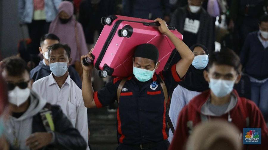 Suasana penumpang kereta api Sawunggalih yang baru saja tiba di Stasiun Pasar Senen, Jakarta, Rabu (19/5/2021). Berakhirnya masa larangan mudik oleh pemerintah sejak Senin (17/5/2021), Stasiun Pasar Senen mulai dipenuhi pemudik arus balik dengan keberangkatan dari Jawa Tengah dan Jawa Timur. Pantauan CNBC Indonesia pukul 15.00 WIB, suasana di area Stasiun Pasar Senen cukup ramai. Banyak penumpang yang berada di sekitar area stasiun. Suasana tersebut sama saat sebelum memasuki masa larangan mudik 6-17 Mei 2021. Di mana, para penumpang yang hendak memakai kereta api jarak jauh (KAJJ) terpantau ramai sehingga menyebabkan antrean tes GeNose di Stasiun Pasar Senen. Data penumpang tiba per Rabu 19/5 yaitu Kereta Api: 21, Penumpang 8.276. (CNBC Indonesia/ Muhammad Sabki)