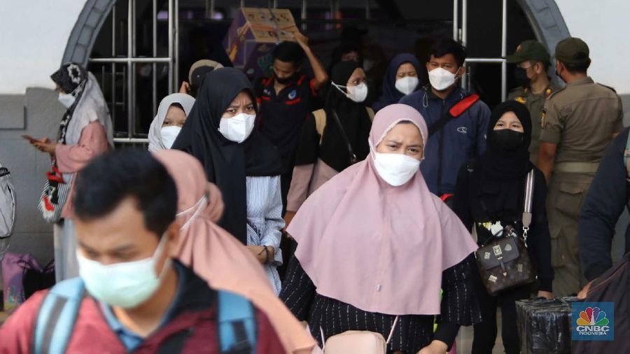Suasana penumpang kereta api Sawunggalih yang baru saja tiba di Stasiun Pasar Senen, Jakarta, Rabu (19/5/2021). Berakhirnya masa larangan mudik oleh pemerintah sejak Senin (17/5/2021), Stasiun Pasar Senen mulai dipenuhi pemudik arus balik dengan keberangkatan dari Jawa Tengah dan Jawa Timur. Pantauan CNBC Indonesia pukul 15.00 WIB, suasana di area Stasiun Pasar Senen cukup ramai. Banyak penumpang yang berada di sekitar area stasiun. Suasana tersebut sama saat sebelum memasuki masa larangan mudik 6-17 Mei 2021. Di mana, para penumpang yang hendak memakai kereta api jarak jauh (KAJJ) terpantau ramai sehingga menyebabkan antrean tes GeNose di Stasiun Pasar Senen. Data penumpang tiba per Rabu 19/5 yaitu Kereta Api: 21, Penumpang 8.276. (CNBC Indonesia/ Muhammad Sabki)