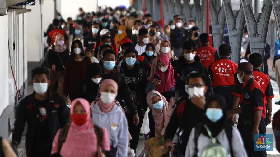 Suasana penumpang kereta api Sawunggalih yang baru saja tiba di Stasiun Pasar Senen, Jakarta, Rabu (19/5/2021). Berakhirnya masa larangan mudik oleh pemerintah sejak Senin (17/5/2021), Stasiun Pasar Senen mulai dipenuhi pemudik arus balik dengan keberangkatan dari Jawa Tengah dan Jawa Timur. Pantauan CNBC Indonesia pukul 15.00 WIB, suasana di area Stasiun Pasar Senen cukup ramai. Banyak penumpang yang berada di sekitar area stasiun. Suasana tersebut sama saat sebelum memasuki masa larangan mudik 6-17 Mei 2021. Di mana, para penumpang yang hendak memakai kereta api jarak jauh (KAJJ) terpantau ramai sehingga menyebabkan antrean tes GeNose di Stasiun Pasar Senen. Data penumpang tiba per Rabu 19/5 yaitu Kereta Api: 21, Penumpang 8.276.  (CNBC Indonesia/ Muhammad Sabki)