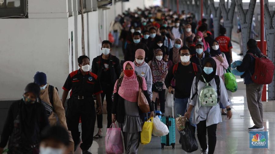 Suasana penumpang kereta api Sawunggalih yang baru saja tiba di Stasiun Pasar Senen, Jakarta, Rabu (19/5/2021). Berakhirnya masa larangan mudik oleh pemerintah sejak Senin (17/5/2021), Stasiun Pasar Senen mulai dipenuhi pemudik arus balik dengan keberangkatan dari Jawa Tengah dan Jawa Timur. Pantauan CNBC Indonesia pukul 15.00 WIB, suasana di area Stasiun Pasar Senen cukup ramai. Banyak penumpang yang berada di sekitar area stasiun. Suasana tersebut sama saat sebelum memasuki masa larangan mudik 6-17 Mei 2021. Di mana, para penumpang yang hendak memakai kereta api jarak jauh (KAJJ) terpantau ramai sehingga menyebabkan antrean tes GeNose di Stasiun Pasar Senen. Data penumpang tiba per Rabu 19/5 yaitu Kereta Api: 21, Penumpang 8.276.  (CNBC Indonesia/ Muhammad Sabki)
