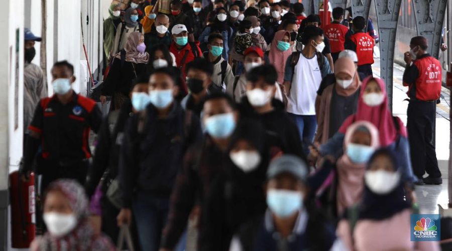 Suasana penumpang kereta api Sawunggalih yang baru saja tiba di Stasiun Pasar Senen, Jakarta, Rabu (19/5/2021). Berakhirnya masa larangan mudik oleh pemerintah sejak Senin (17/5/2021), Stasiun Pasar Senen mulai dipenuhi pemudik arus balik dengan keberangkatan dari Jawa Tengah dan Jawa Timur. Pantauan CNBC Indonesia pukul 15.00 WIB, suasana di area Stasiun Pasar Senen cukup ramai. Banyak penumpang yang berada di sekitar area stasiun. Suasana tersebut sama saat sebelum memasuki masa larangan mudik 6-17 Mei 2021. Di mana, para penumpang yang hendak memakai kereta api jarak jauh (KAJJ) terpantau ramai sehingga menyebabkan antrean tes GeNose di Stasiun Pasar Senen. Data penumpang tiba per Rabu 19/5 yaitu Kereta Api: 21, Penumpang 8.276.  (CNBC Indonesia/ Muhammad Sabki)